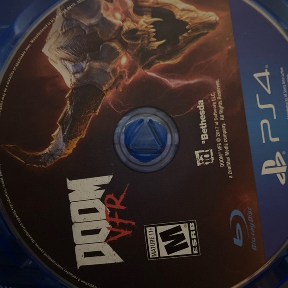 PS4 Game Bundle: Doom VFR, Skyrim VR, The Last of Us - Picture 6 of 7